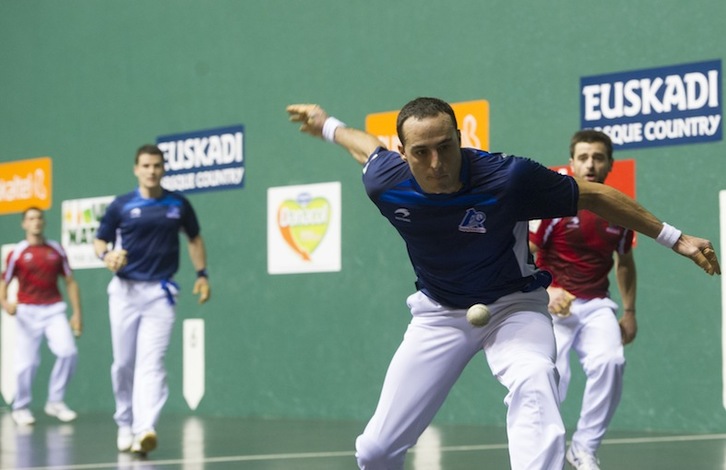 Irujo se dispone a golpear la pelota. (Jagoba MANTEROLA / ARGAZKI PRESS)