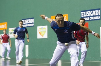 Irujo se dispone a golpear la pelota. (Jagoba MANTEROLA / ARGAZKI PRESS)