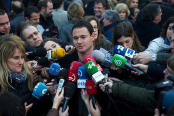 Hasier Arraiz hace declaraciones antes del inicio. (Raúl BOGAJO/ARGAZKI PRESS)