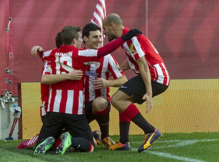 Los rojiblancos celebran uno de sus goles. (Monika DEL VALLE / ARGAZKI PRESS)