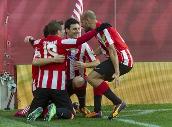 Los rojiblancos celebran uno de sus goles. (Monika DEL VALLE / ARGAZKI PRESS)