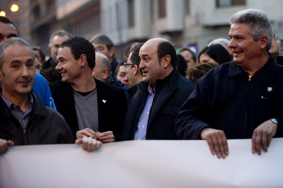Hasier Arraiz y Andoni Ortuzar, en la pancarta. (Raúl BOGAJO/ARGAZKI PRESS)
