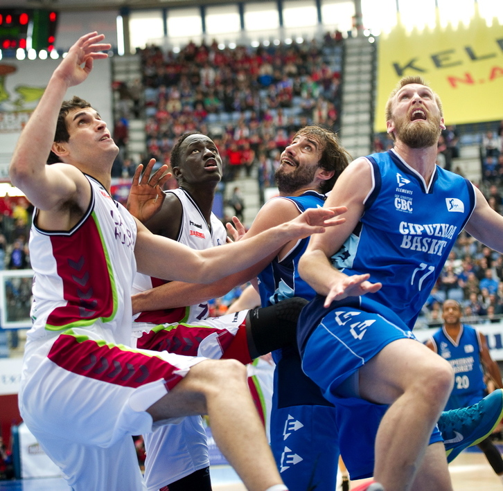 Amaierararte borrokatu dute bi taldeek. (Juan Carlos RUIZ / ARGAZKI PRESS)