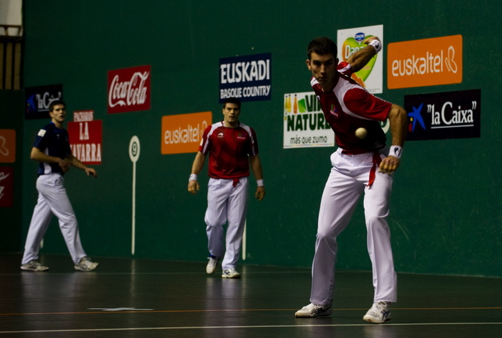 Urrutikoetxea golpea la pelota en un partido anterior. (Raul BOGAJO / ARGAZKI PRESS)