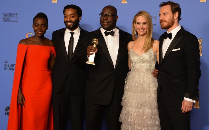 Steve McQueen, en el centro, posa con el galardón junto con varios miembros del reparto. (Robyn BECK/AFP)