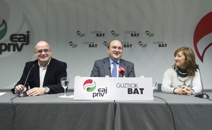 Joseba Egibar, Andoni Ortuzar eta Pilar Garcia de Salazar, gaurko agerraldian. (Jon URBE/ARGAZKI PRESS)