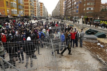 Los vecinos de Gamonal permanecen en la calle para evitar que se retomen las obras. (César MANSO/AFP PHOTO)