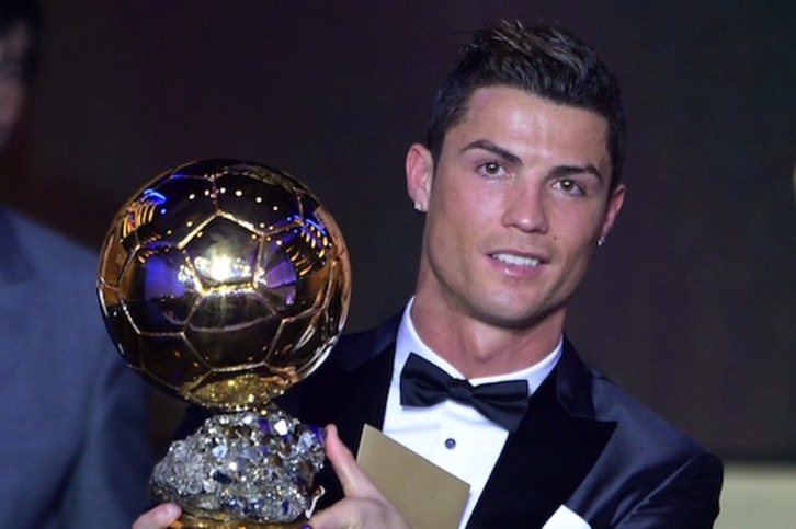 Cristiano Ronaldo, con el Balón de Oro. (Fabrice COFFRINI/AFP PHOTO)