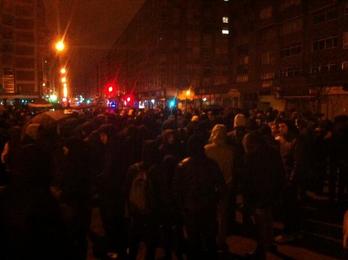 Resistencia de los vecinos esta mañana en Gamonal. (@HectorJuanatey)