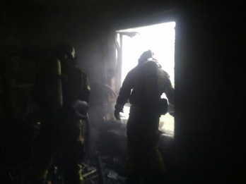 Dos bomberos, en el interior del edificio siniestrado. (@BomberosBizkaia)