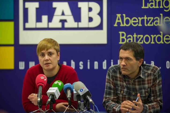 Ainhoa Etxaide eta Jabi Garnika, gaurko agerraldian. (Andoni CANELLADA/ARGAZKI PRESS)