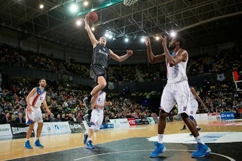 Un lance del encuentro entre el Bilbao Basket y el Panioonios. (@CDBILBAOBASKET)