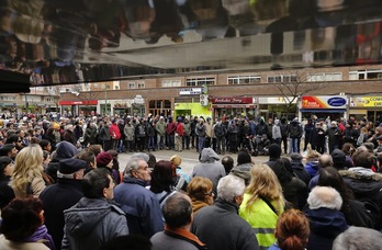 Vecinos de Gamonal, durante una asamblea celebrada en el barrio. (Cesar MANSO/AFP)