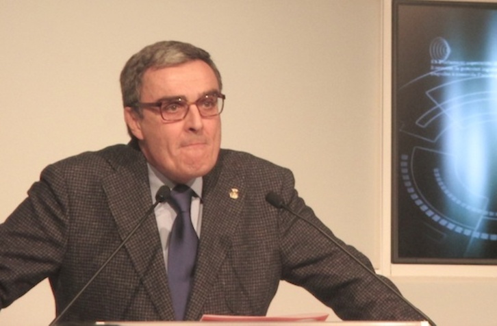 Àngel Ros durante su rueda de prensa en el Parlament. (NAIZ.INFO)