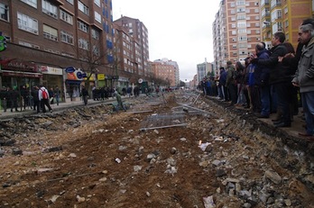 Vecinos de Gamonal, en la zona de las obras del bulevar. (Diego SANTILLANA)