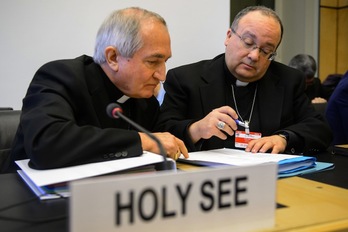 Silvano Tomasi y Charles Scicluna, representantes del Vaticano ante la ONU. (Fabrice COFFRINI / AFP PHOTO)
