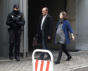Naia Zuriarrain llega a la AN acompañada del abogado Alfonso Zenon. (J. DANAE/ARGAZKI PRESS)