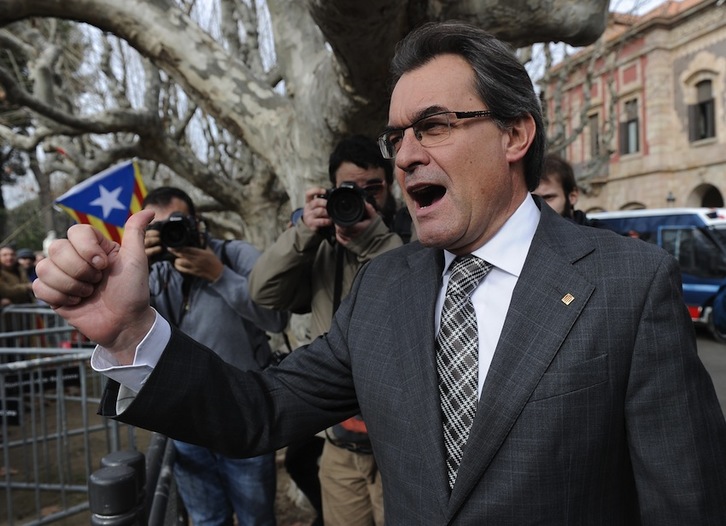 Artur Mas hace un gesto de satisfacción a militantes independentistas tras la votación. (Josep LAGO/AFP)
