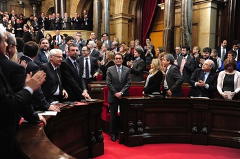 Artur Mas hace un gesto de satisfacción a militantes independentistas tras la votación. (Josep LAGO/AFP)