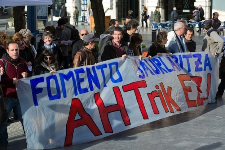 Sustapen Ministerioarekin Madrilen egindako bileraren harira, elkarretaratze batek AHT gelditzeko eskatu du Donostian. (Juan Carlos RUIZ/ARGAZKI PRESS)