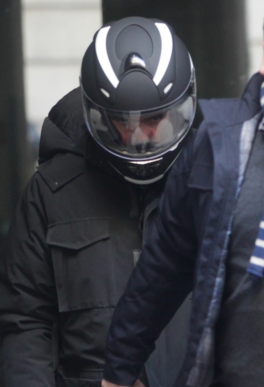 Ignacio Ugarteche se cubre con un casco para salir de la Audiencia Nacional. (J. DANAE/ARGAZKI PRESS)