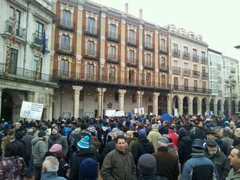 La Plaza Mayor de Burgos es protagonista de una multitudinaria protesta. (@UJCEBurgos)