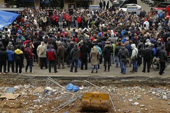 Vecinos de Gamonal reunidos en una asamblea celebrada ayer. (César MANSO/AFP PHOTO) 