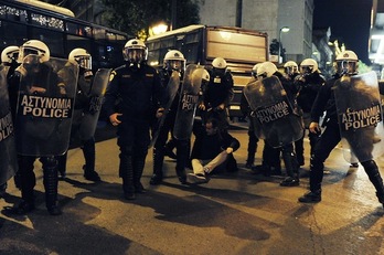 Agentes de la Policía griega, durante una protesta en Atenas. (Louisa GOULIAMAKI/AFP PHOTO)