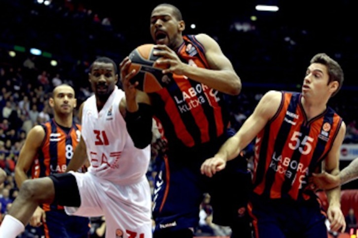 Un lance del encuentro entre Laboral Kutxa y Emporio Armani. (BASKONIA.COM)