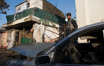 Un soldado afgano frente al local atacado. (Johannes EISELE/AFP) 