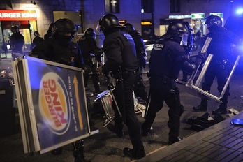 Policías recogen sillas y mesas en Madrid. (Josep LAGO/AFP)