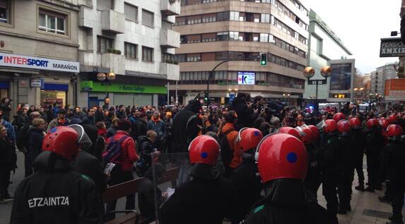 Ertzainek hesia egin dute etxearen aurrean. (@iontelleria) 