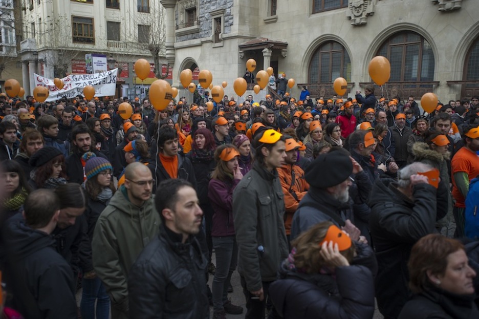 Globo eta kareta laranjak izan dira nagusi manifestarien artean. (Juanan RUIZ/ARGAZKI PRESS)