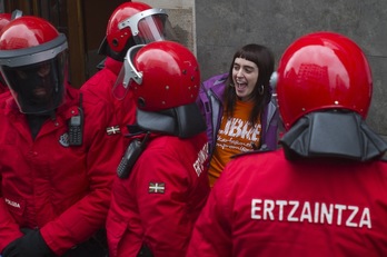 Goizane Pinedo es llevada por la Ertzaintza. (Juanan RUIZ/ARGAZKI PRESS)