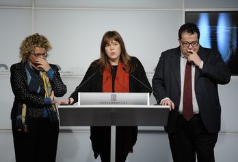 Geli, a la izquierda, junto a los otros dos diputados de PSC. (AFP)