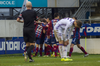 Los jugadores del Eibar celebran uno de los goles. (Juanan RUIZ / ARGAZKI PRESS)