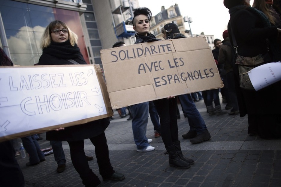 «Solidaridad con los españoles», rezaban los carteles de quienes defienden el derecho al aborto. (Thomas SAMSON / AFP)