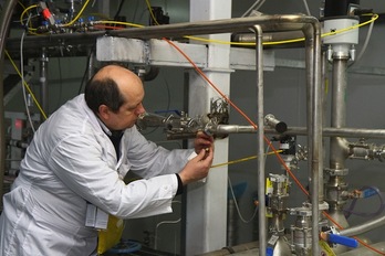 Un técnico de la Agencia Internacional de la Energía Atómica (AIEA), inspecciona una central nuclear iraní. (Kazem GHANE/AFP PHOTO)