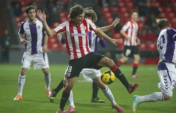 Ander Iturraspe, en un lance del encuentro. (Luis JAUREGIALTZO/ARGAZKI PRESS)