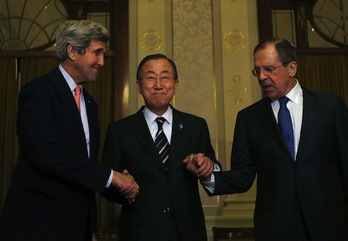 El secretario general de la ONU, Ban Ki-moon, flanqueado por los representantes de EEUU y Rusia, auspiciadores de Ginebra II. (Gary CAMERON/AFP PHOTO)