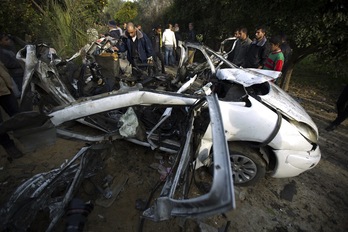 Bi gazteak zihoazen autoa erabat txikitu du Armadak. (Mohamed ABED/AFP)