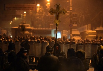 Manifestantes opositores, frente a la Policía en Kiev. (Vasily MAXIMOV/AFP PHOTO)