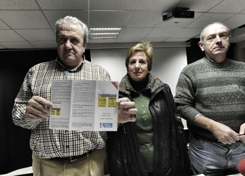 Representantes de Kaltetuak, con un folleto de las aportaciones de Eroski. (ARGAZKI PRESS)