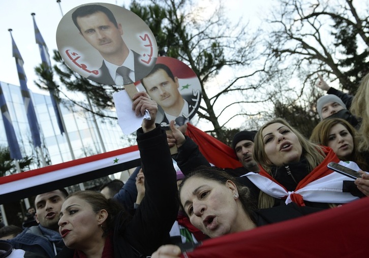 Seguidores de Al-Assad se manifiestan en Montreux coincidiendo con la celebración de la conferencia. (Philippe DESMAZES/AFP)