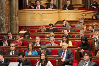 Los tres diputados críticos del PSC marginados arriba a la derecha. Tres hileras más abajo, a la derecha, el primer secretario, Pere Navarro. (PARLAMENT)
