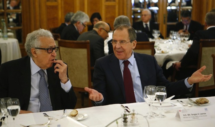 Brahimi y Lavrov conversan durante la primera jornada en Suiza. (Arnd WIEGMANN / AFP PHOTO) 