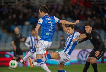 Mikel González remata el balón de primer gol realista. (Andoni CANELLADA / ARGAZKI PRESS)