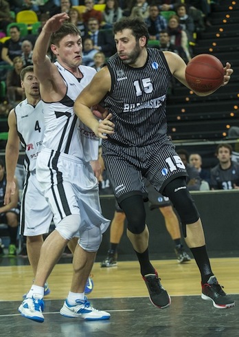 Mumbrú busca la canasta rusa pese a la oposición de un defensor. (Monika DEL VALLE / ARGAZKI PRESS)