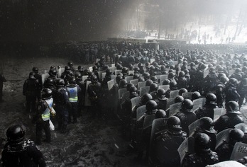Policías antidisturbios en el centro de Kiev. (Anatoli BOIKO/AFP)