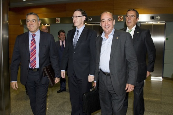 Los tres diputados generales, con el consejero de Hacienda de Lakua, Ricardo Gatzagaetxeberria. (Raúl BOGAJO / ARGAZKI PRESS)